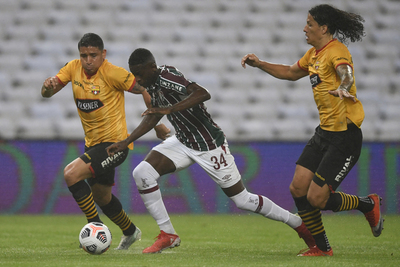 Fluminense y Barcelona empatan en un partido de locos