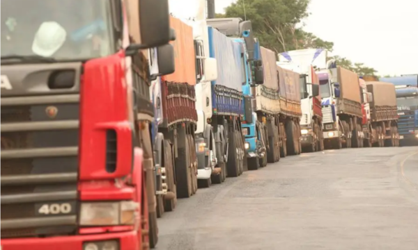 Industriales piden “consideración” a los camioneros para que les dejen circular