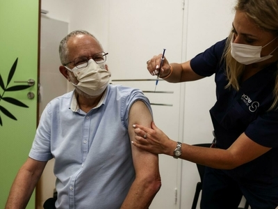 Israel aprueba una tercera dosis de la vacuna contra el coronavirus para mayores de 50 años | .::Agencia IP::.