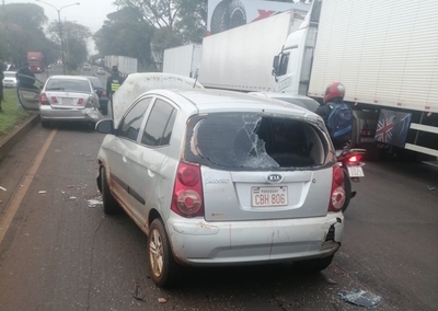 Múltiple choque deja un lesionado y daños materiales en CDE