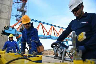 Colocan primeros cabos que sostendrán la calzada del Puente de la Integración | .::Agencia IP::.