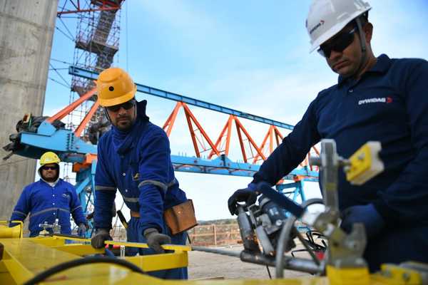 Colocan primeros cabos que sostendrán la calzada del Puente de la Integración | .::Agencia IP::.