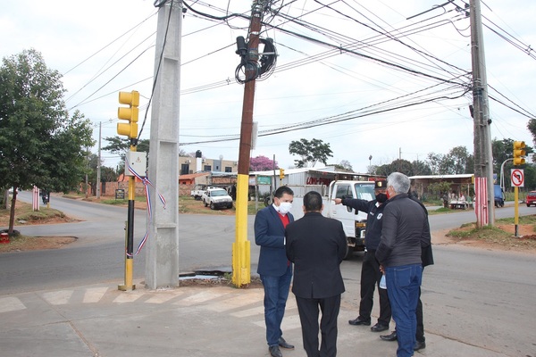 Inauguración de semáforo desata burlas en San Lorenzo
