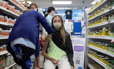 Diario HOY | Pfizer y Moderna obtienen miles de millones con vacuna del refuerzo del COVID-19