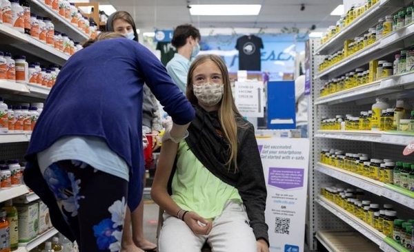 Diario HOY | Pfizer y Moderna obtienen miles de millones con vacuna del refuerzo del COVID-19