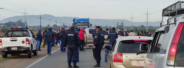 Trabajadores del cuero realizan cierre intermitente de ruta y piden que se levante sanción a la empresa - Nacionales - ABC Color