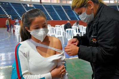 Adolescentes con enfermedad de base acuden a vacunarse en Villarrica - Nacionales - ABC Color