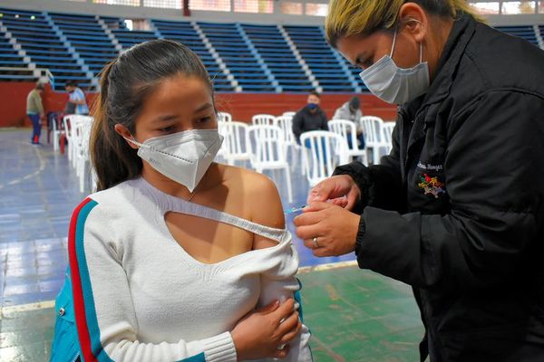 Adolescentes con enfermedad de base acuden a vacunarse en Villarrica - Nacionales - ABC Color