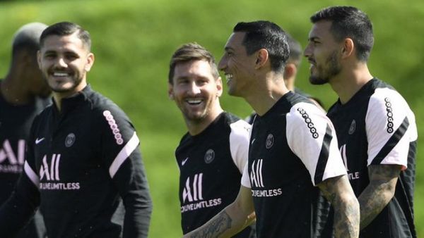 Lionel Messi y el plantel del PSG entrenaron ante el público durante 15 minutos en París