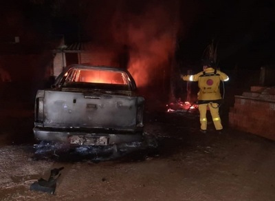 Carbón prendido para asado termina incendiando una camioneta