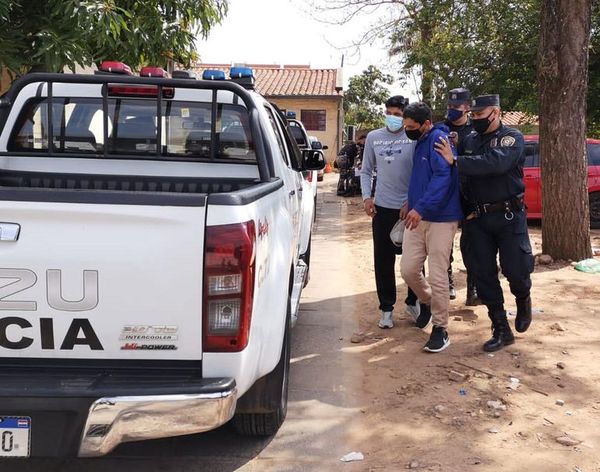 Un asalto culminó con dos detenidos tras persecusiones y doble toma de rehén en Ñemby - Nacionales - ABC Color