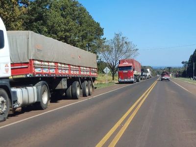 Policía libera a camioneros retenidos contra su voluntad en Salto - Nacionales - ABC Color