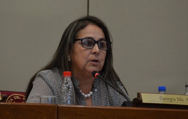 Senadora Arrúa critica que camioneros estén 'recrudeciendo' el paro