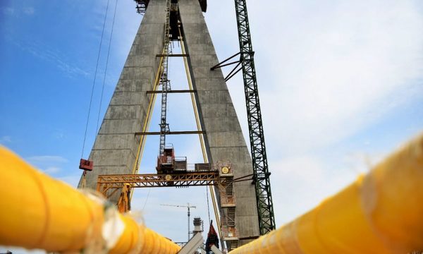 Se colocaron los primeros cabos que sostendrán calzada del Puente de la Integración