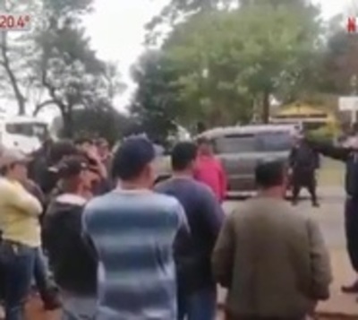 Agentes policiales "liberan" a conductores retenidos - Paraguay.com