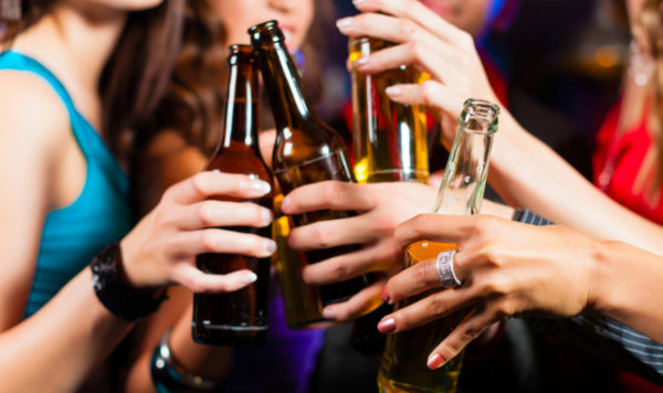 Qué es la “drunkorexia”, la nueva práctica peligrosa entre los jóvenes