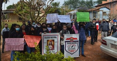 La Nación / Director de dos colegios fue nombrado como supervisor y generó manifestaciones