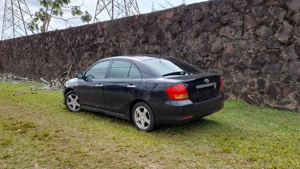 Multan a agente de la Caminera por manejar auto sin chapa