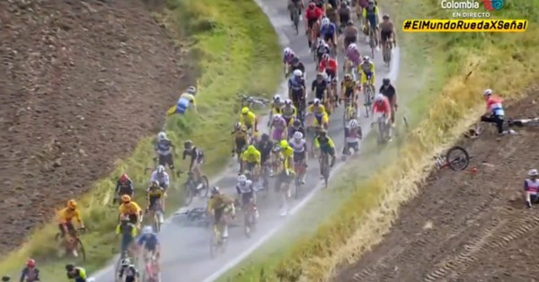 La impresionante caída en el Tour de Dinamarca en la que varios ciclistas terminaron fuera de la carretera - SNT
