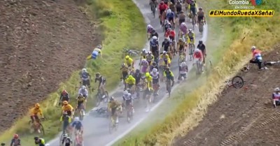 La impresionante caída en el Tour de Dinamarca en la que varios ciclistas terminaron fuera de la carretera - C9N