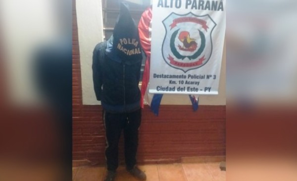 Debía cumplir arresto domiciliario, pero lo encontraron paseándose