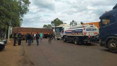 Advierten que en los piquetes de los camioneros "hay gente pagada" y alcoholizada para obstruir el libre tránsito - ADN Digital