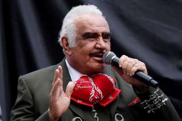 Vicente Fernández, débil pero despierto tras caída en México - Música - ABC Color