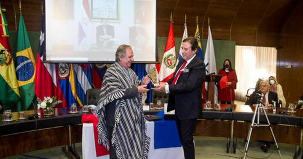 La Nación / Embajada paraguaya en Uruguay distinguió a senador uruguayo por su interés por Paraguay