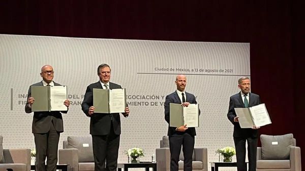 Gobierno y oposición de Venezuela firman acuerdo para inicio de diálogo