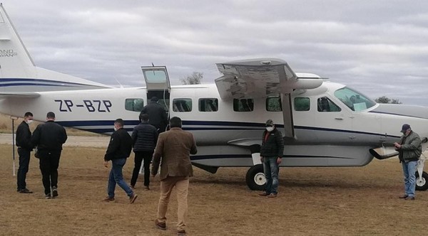 Vicepresidente Velázquez, el delfín oficialista, en campaña con avión de los Zuccolillo