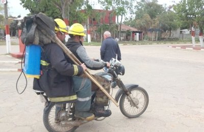 Crónica / Bomberos ¡en dos ruedas! por falta de carro