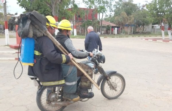 Crónica / Bomberos ¡en dos ruedas! por falta de carro