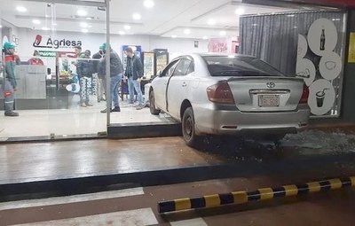 Crónica / Entró a comprar con su auto y todo, ¡che Dios!
