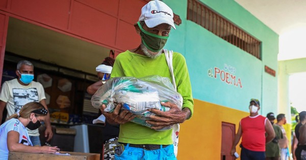 La Nación / Cubanos reciben alimentos donados por otros países