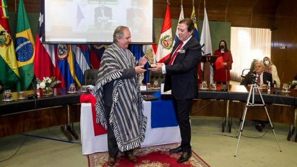 Premiación Poncho de 60 Listas para secretario de Aladi