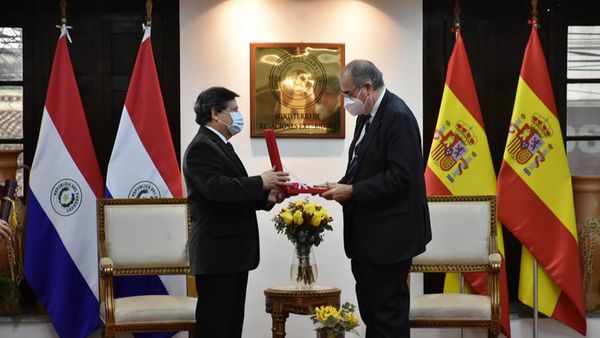 Embajador de España recibe condecoración por su labor