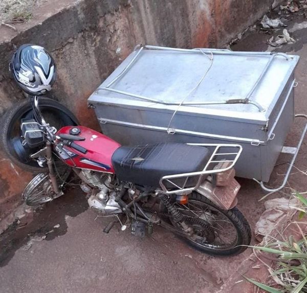 Motociclista quedó con lesiones y fracturas tras caer a una canaleta