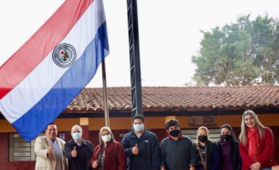 Rolando Segovia dona banderas en celebración por el Día de la Bandera