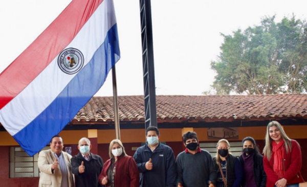 Rolando Segovia dona banderas en celebración por el Día de la Bandera
