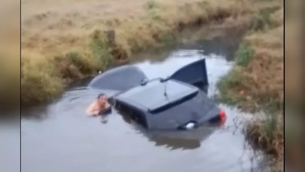 Conductor terminó en un arroyo tras perder el control de su auto