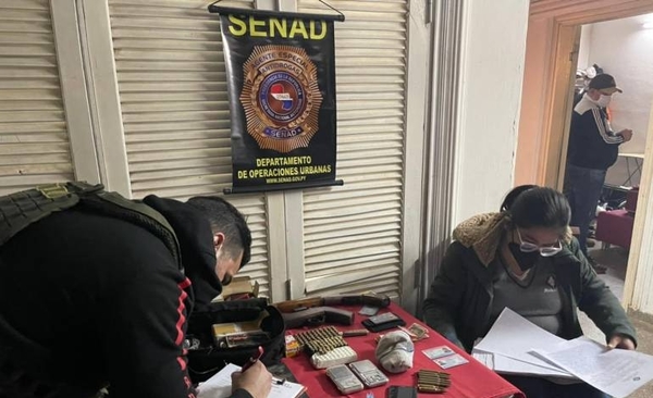 Diario HOY | Detienen a guardiacárcel y a su primo con drogas y armas