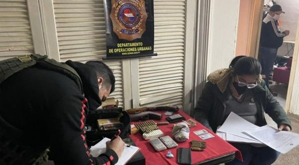 Detienen a guardiacárcel y a su primo con drogas y armas