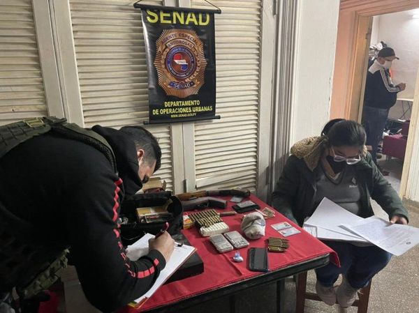 En allanamiento realizado en Lambaré: Senad detiene a guardiacárcel y a su primo con dosis de cocaína
