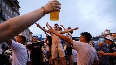 Hooligans protagonizan una pelea masiva horas antes del partido entre el Manchester United y el Leeds