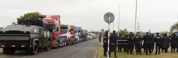 Importadores y comerciantes exigen que paro de camioneros “no dure un día más” - Nacionales - ABC Color