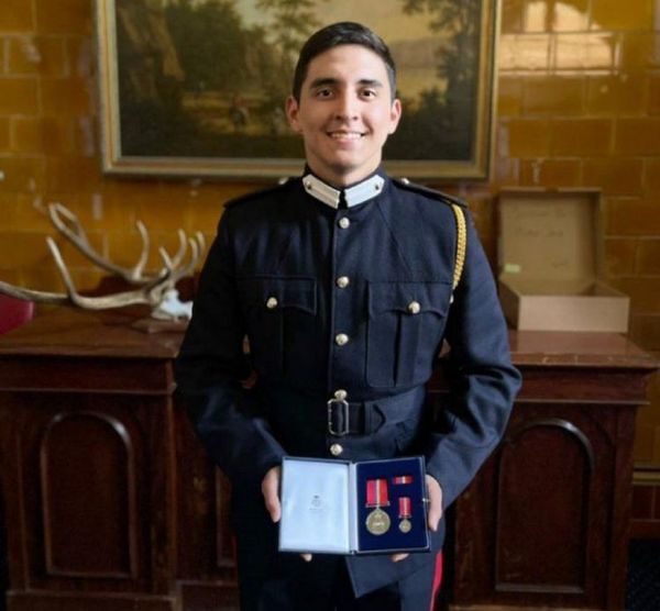 Cadete paraguayo fue galardonado en la Real Academia Militar del Reino Unido