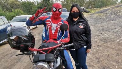 El Hombre Araña se vacunó contra el COVID en Ñemby