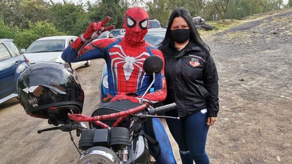 El Hombre Araña se vacunó contra el COVID en Ñemby