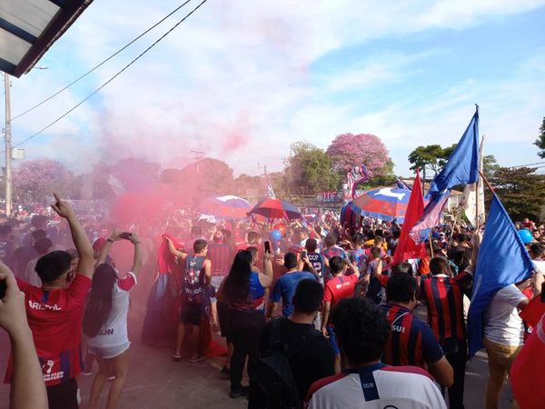 Una eufórica despedida al bus del Ciclón - Cerro Porteño - ABC Color