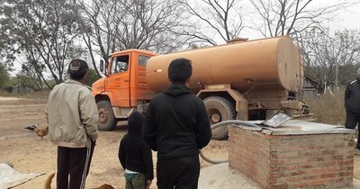 La Nación / Distribuyen 50.000 litros de agua por sequía en el Chaco